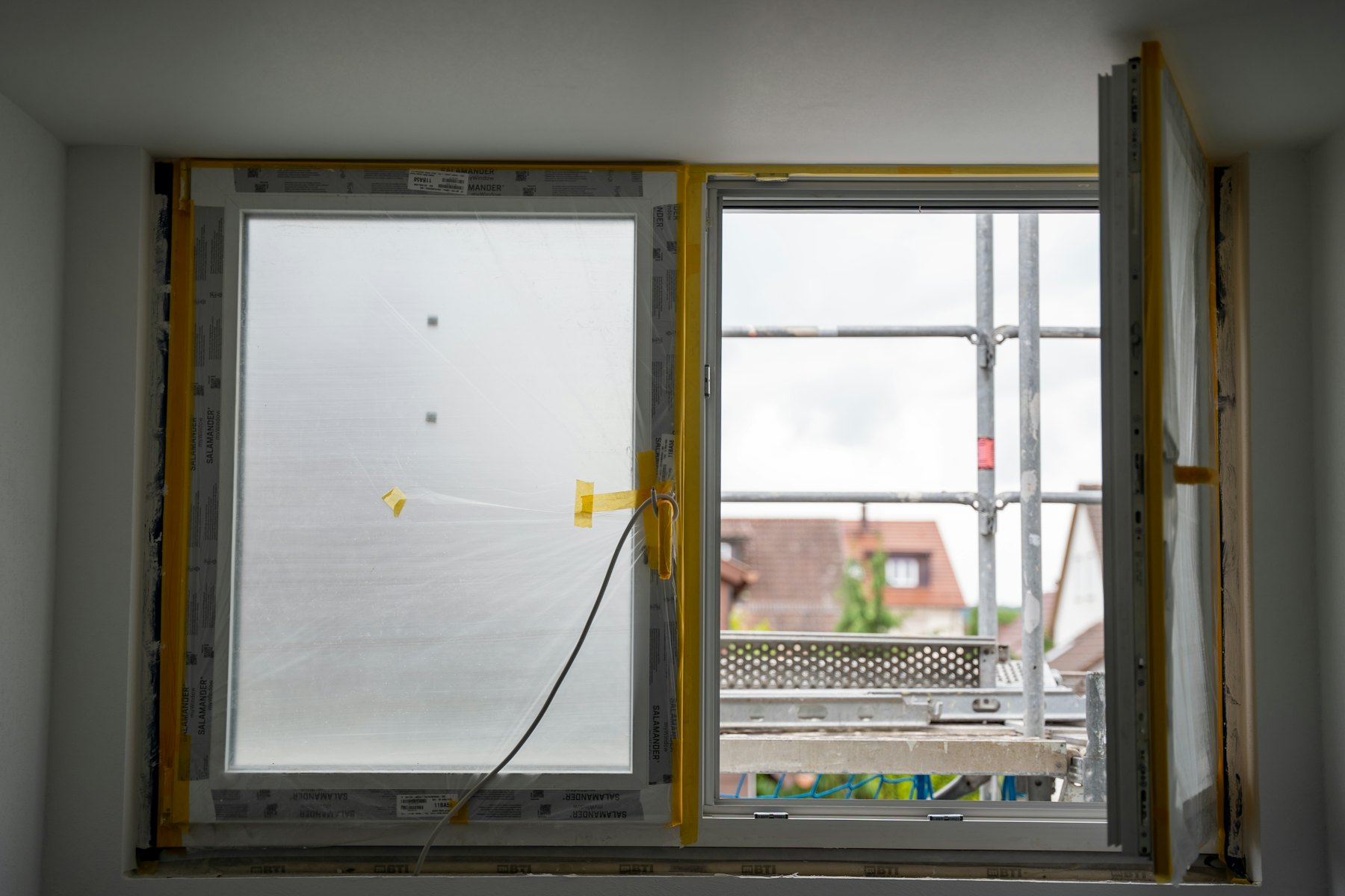 Handwerker montiert Fenster — Landingpage als Sonderleistung